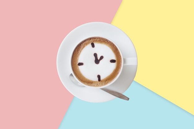 Plano mínimo pone de una taza de café en tono vintage pastel