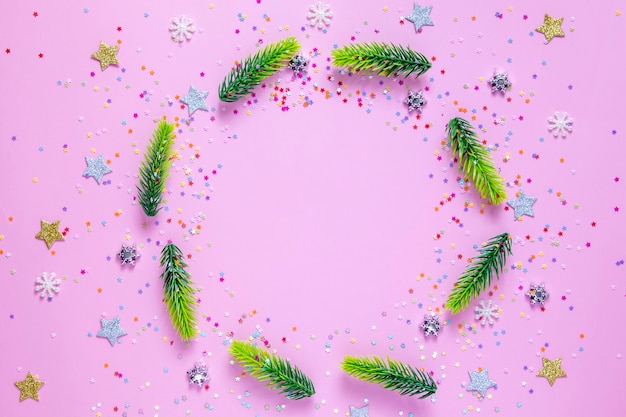 Plano de navidad de año nuevo con árboles, estrellas, copos de nieve con espacio de copia en rosa