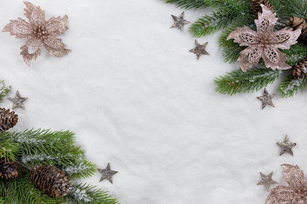 Plano de Navidad con conos de ramas de abeto verde y decoración en la nieve