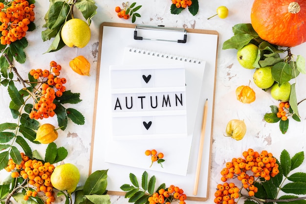 Plano de otoño con caja de luz con la frase Otoño.