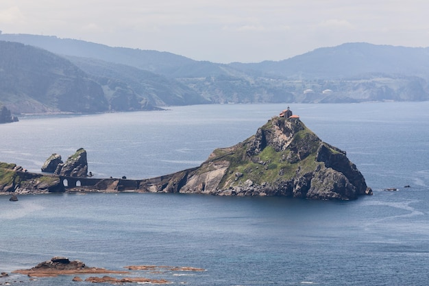 Plano panorámico de la isla rocosa de la capilla de Gaztelugatxe en la parte superior de la costa vasca Bermeo España