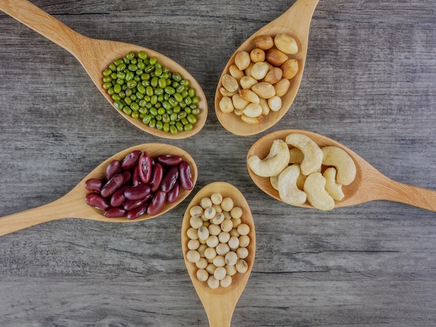 Plano pone varios de los frijoles en la mesa de madera