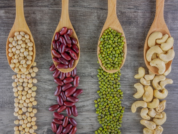 Plano pone varios de los frijoles en la mesa de madera