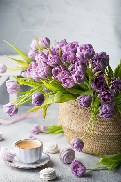 Plano de primavera sentar con café, ramo de tulipanes y malvaviscos