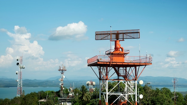 Plano de torre de comunicación de radar en fondo de cielo azul