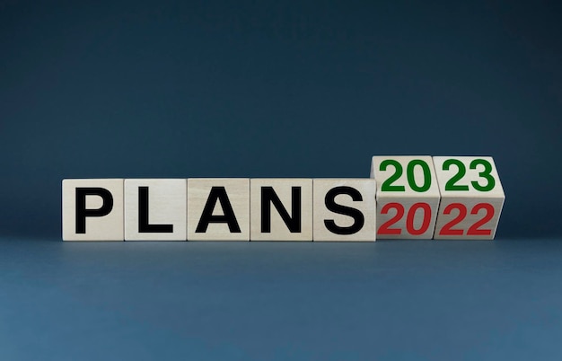 Planos 2022 a 2023 Os cubos formam as palavras Planos 2022 a 2023 O conceito de planos de negócios e metas e estratégias