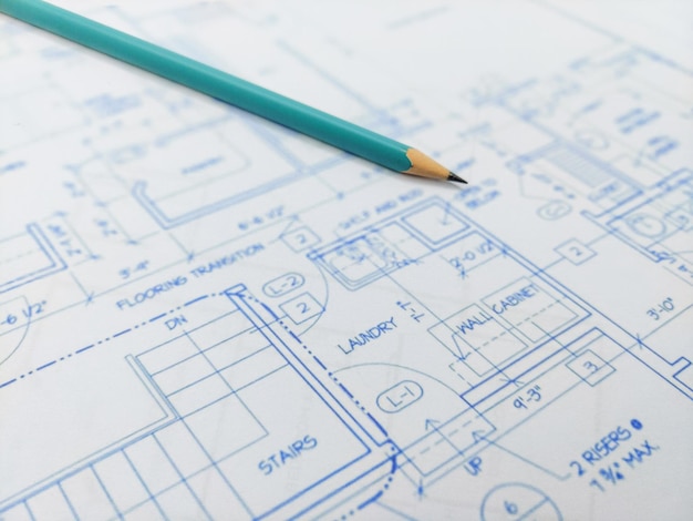 Planos arquitectónicos y lápiz para los dibujos del proyecto.