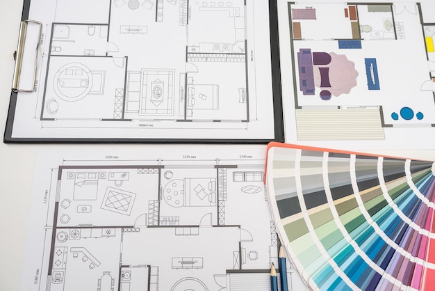 Planos de casas con paletas de colores para reparar en el lugar de trabajo