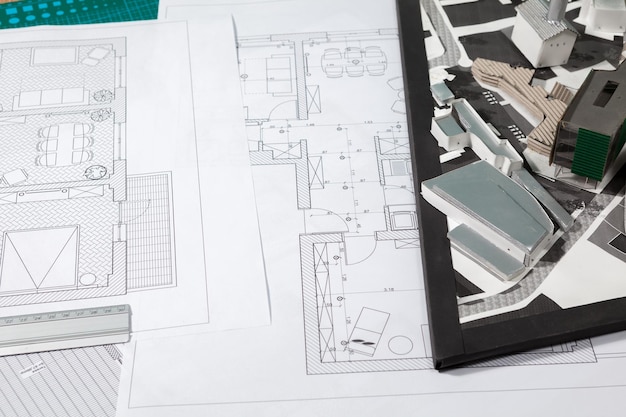 Planos de construcción en una mesa de arquitecto. proyecto y dibujo de la casa