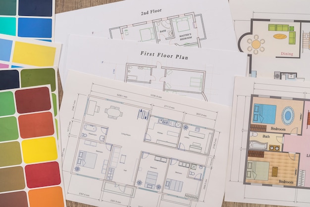 Planos de casa diferentes com paleta de cores na mesa
