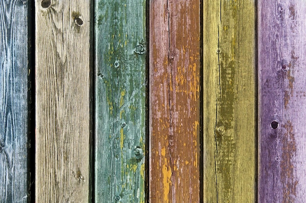 Foto planos de fundo e conceito de textura - cerca de madeira velha pintada em fundo de cores diferentes