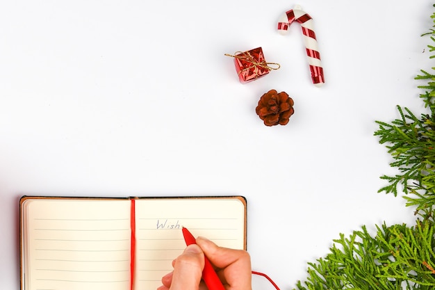 Planos de sonhos de metas fazem uma lista para escrever o conceito de natal de ano novo no caderno