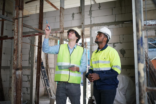 Foto planos y planos de discusión de arquitecto e ingeniero de construcción o topógrafo