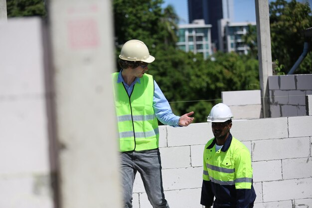 Planos y planos de discusión de arquitecto e ingeniero de construcción o topógrafo