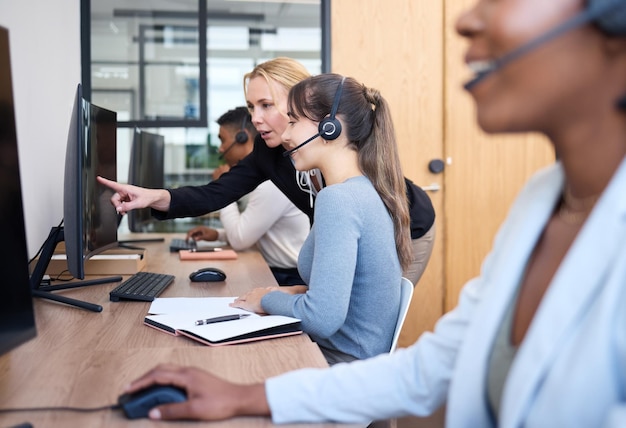 Planos são apenas boas intenções foto de uma empresária ajudando um colega em um call center