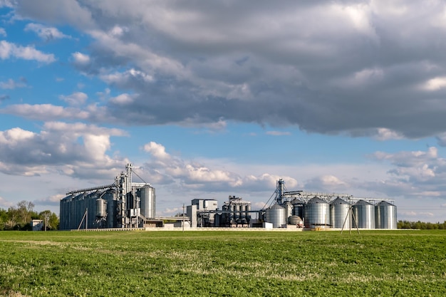 Foto planta de agroprocesamiento y fabricación para procesamiento y silos de plata para secado limpieza y almacenamiento de productos agrícolas harina cereales y granos ascensor granero