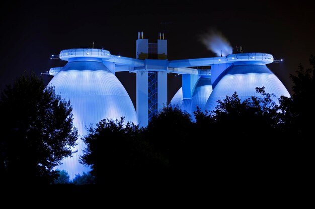 Foto planta de aguas residuales en la noche