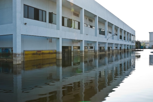 La planta en el área industrial de Nava Nakorn se inundó durante 1 mes en Pathum Thani Bangkok, Tailandia.