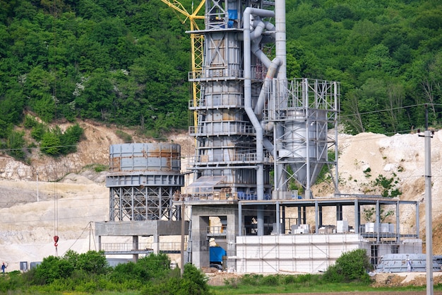 Planta de cemento con estructura de alta fábrica de metal en el área de producción industrial. Concepto de industria global y fabricación.