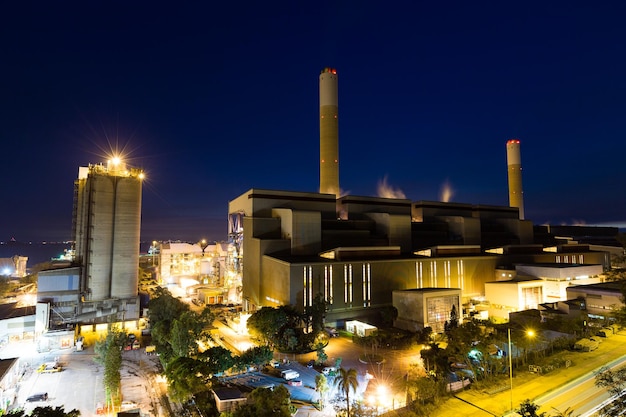 Planta de cemento de noche