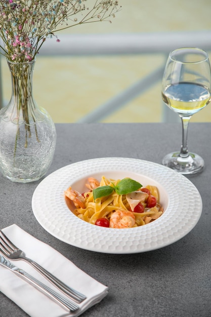 Planta de cilantro y huevo con pasta sobre un fondo gris Fideos salteados comida china