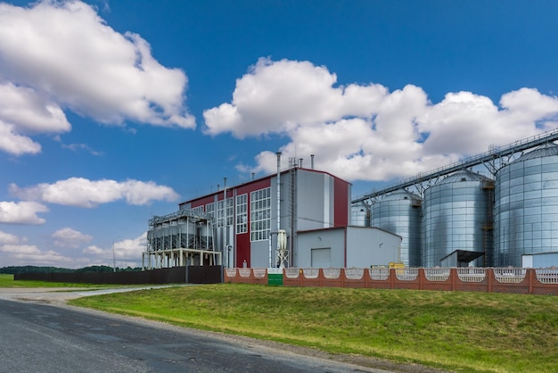 Planta de agroprocessamento para processamento e silos para secagem, limpeza e armazenamento de produtos agrícolas farinha de cereais e grãos