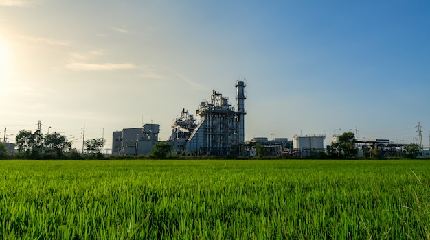 Planta de indústria de refinaria de petróleo e gás. Sob céu nublado com prado verde