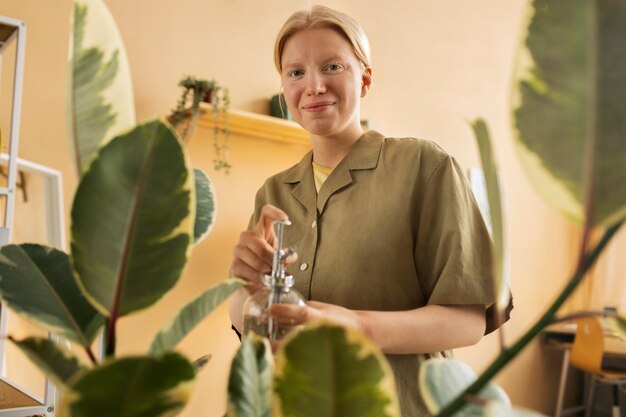 Foto planta de limpeza de mulher albina de tiro médio