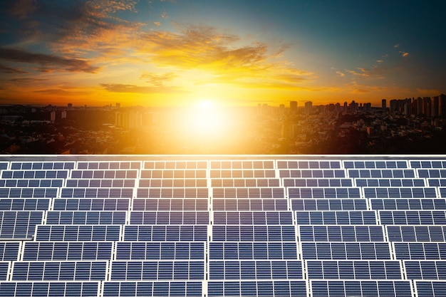 Planta de painel solar renovável de energia ecológica marco do horizonte. Energia solar fotovoltaica com fundo de cidade skyline.