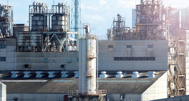 Planta de petróleo ou fábrica de produtos químicos de petróleo e sol e céu na área de Osaka Kansai, no Japão.
