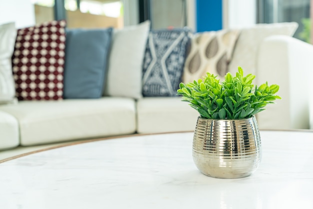 Planta en decoración de jarrón sobre la mesa en la sala de estar