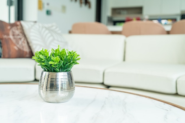 Planta en decoración de jarrón sobre la mesa en el salón