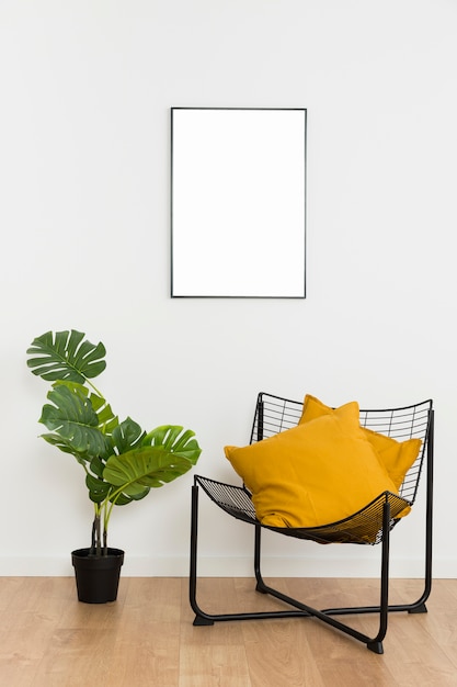 Planta decorativa com estrutura e cadeira vazias