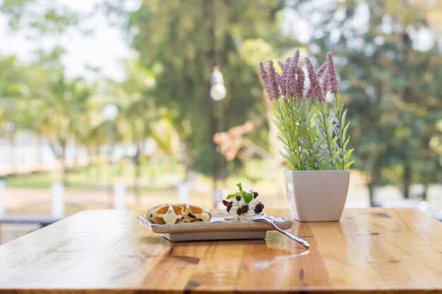 Foto planta em vaso e sobremesa na mesa