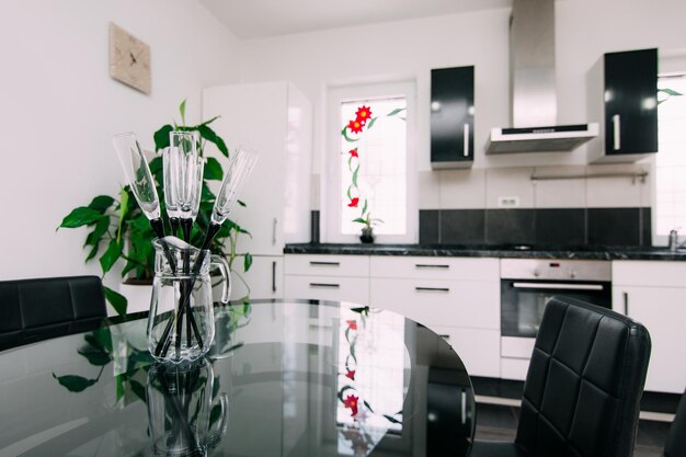 Foto planta em vaso na mesa em casa