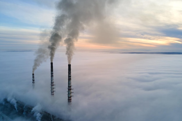 Planta de energía de carbón tubos altos con humo negro moviéndose hacia arriba contaminando la atmósfera Producción de energía eléctrica con concepto de combustible fósil