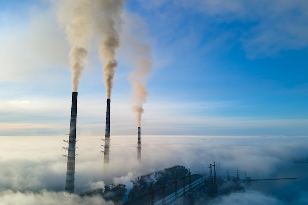 Planta de energía de carbón tubos altos con humo negro moviéndose hacia arriba contaminando la atmósfera Producción de energía eléctrica con concepto de combustible fósil