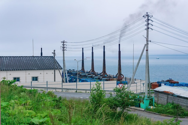 Planta de energía diesel con chimeneas humeantes en la isla