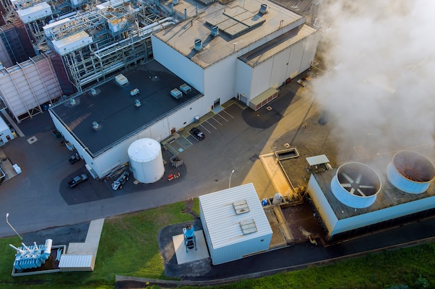 Planta de energía eléctrica con nube de humo blanco