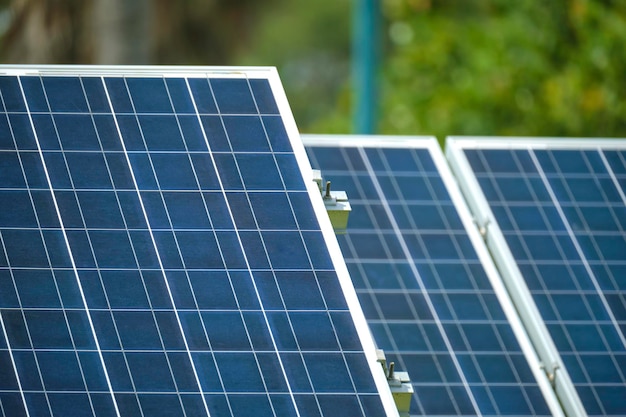 Planta de energía eléctrica sostenible con paneles solares fotovoltaicos para producir energía eléctrica limpia Electricidad renovable con concepto de cero emisiones