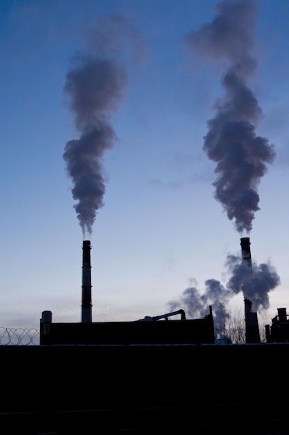 Foto planta de energía con humo y aire naranja sucio san petersburgo