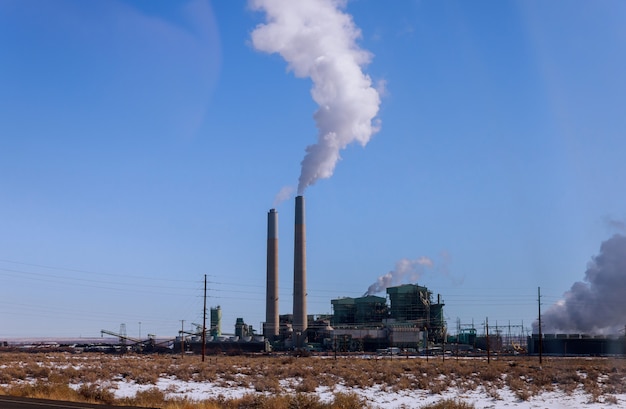 Planta de energía industrial con chimenea.