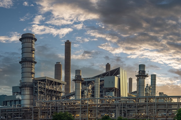 Planta de energía para Industrial en el crepúsculo