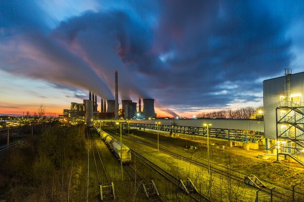 Planta de energía de lignito al atardecer