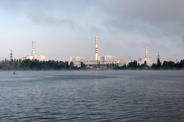 Planta de energía nuclear de Kursk reflejada en una superficie de aguas tranquilas