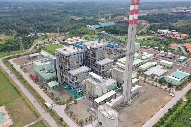 Planta de energía para polígono industrial en cielo despejado, planta de energía de carbón para suministrar electricidad.