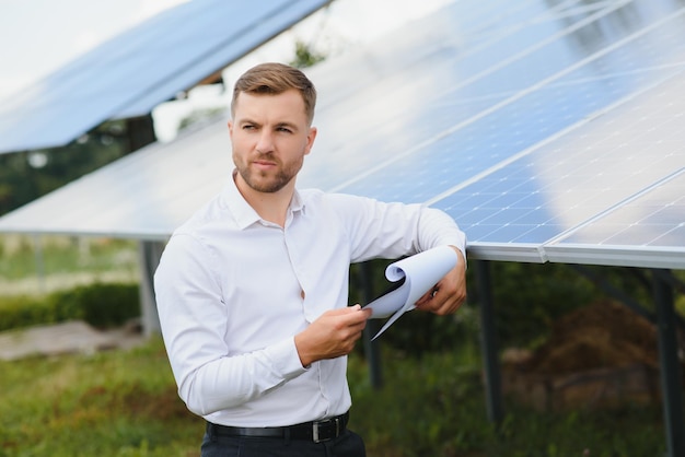 Planta de energía solar Hombre de pie cerca de paneles solares Energía renovable