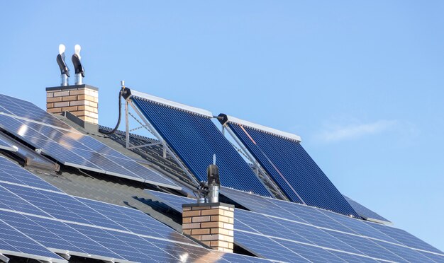 Planta de energía solar en el techo de la casa. Fuente de energía renovable, concepto.