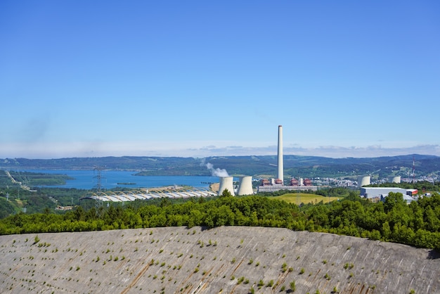 Planta de energía térmica para la producción de electricidad en el entorno natural.