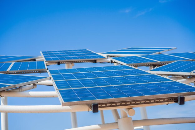 Planta de energía usando energía solar renovable con sol